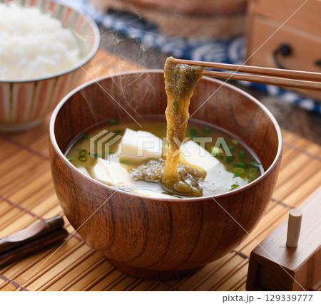 湯気立つとろろ昆布と豆腐のお味噌汁と白ご飯 和朝食・家庭料理・健康的な食卓イメージ 湯気立つとろろ昆布と豆腐のお味噌汁と白ご飯 和朝食・家庭料理・健康的な食卓イメージ 129339777