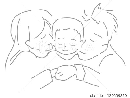 子どもを抱きしめる両親　線画 129339850