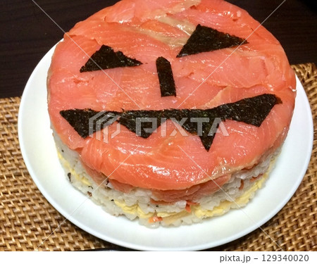 サーモンのちらし寿司ケーキでハロウィンメニュー サーモンのちらし寿司ケーキでハロウィンメニュー 129340020
