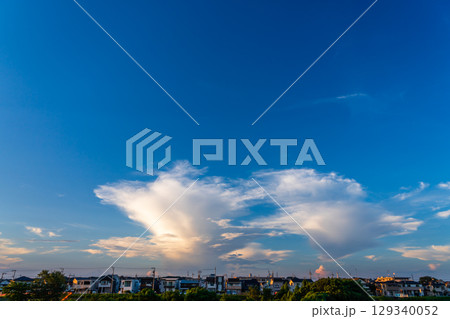 夏 夕焼けの積乱雲 夏 夕焼けの積乱雲 129340052