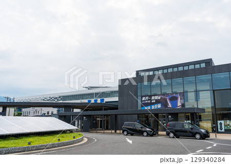 曇り空の北陸新幹線敦賀駅の西口駅前イメージ|福井県敦賀市 曇り空の北陸新幹線敦賀駅の西口駅前イメージ|福井県敦賀市 129340284