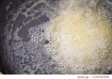 フライパンにマーガリンを入れて温めたところ　(写真素材) 129340306