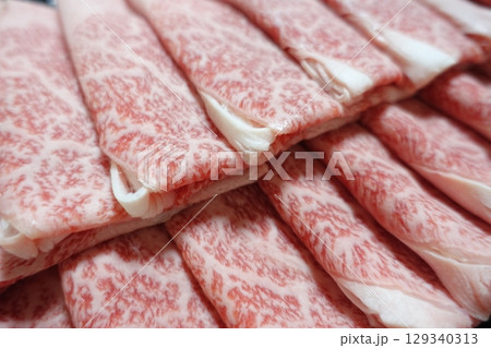 すき焼き用の牛肉薄切りスライス 129340313