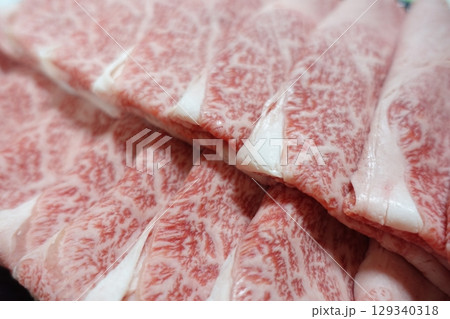すき焼き用の牛肉薄切りスライス すき焼き用の牛肉薄切りスライス 129340318