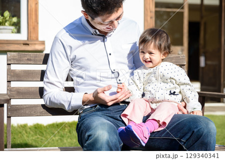 親子　父親　赤ちゃん　育児　子育て 129340341