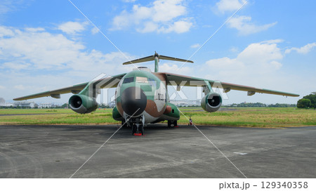 航空自衛隊エプロンのC-1輸送機 129340358