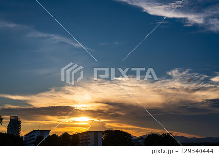 夏　夕焼けの住宅街 129340444