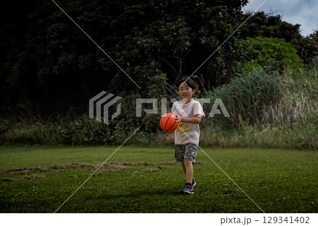 ＜素材＞公園で元気にサッカーをする男の子 129341402