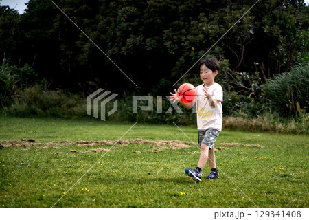 <素材>公園で元気にサッカーをする男の子 <素材>公園で元気にサッカーをする男の子 129341408