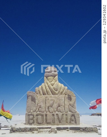 ボリビア、ダカールラリーの記念碑と国旗 129341602