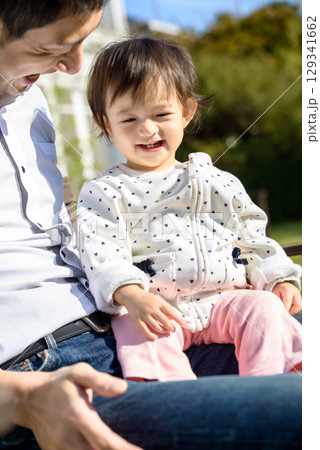 庭で遊ぶ親子 129341662