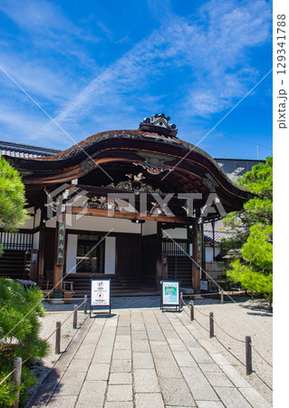 【京都風景】仁和寺　池泉越しの五重塔と気品ある庭 129341788