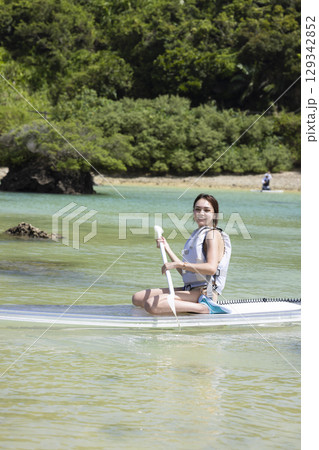 SUPを楽しむかわいい女性 129342852