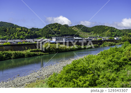 那賀町 那賀川と鷲敷周辺の街並み 徳島県那賀町 那賀町 那賀川と鷲敷周辺の街並み 徳島県那賀町 129343307