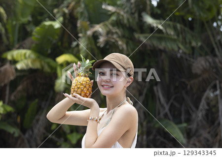 パイナップルを持つ女性 パイナップルを持つ女性 129343345