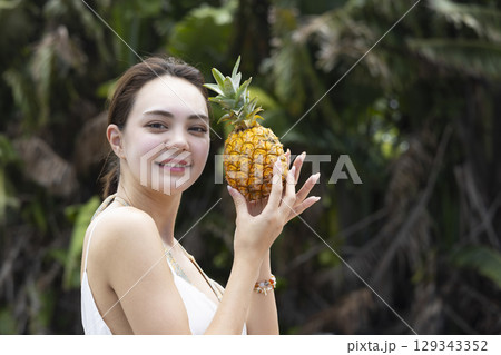 パイナップルを持つ女性 パイナップルを持つ女性 129343352