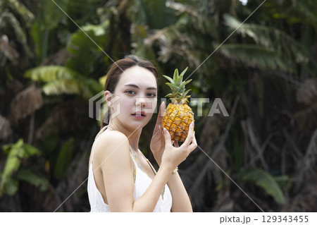 パイナップルを持つ女性 129343455