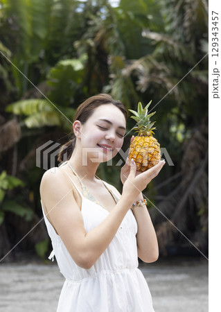 パイナップルを持つ女性 パイナップルを持つ女性 129343457
