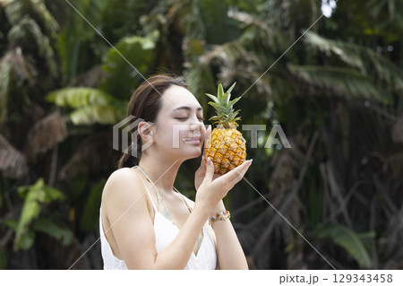 パイナップルを持つ女性 129343458