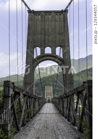 歴史的な木造吊り橋と山の風景が美しい長野県の桃介橋 129344057