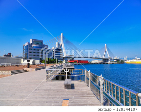 晴天の青い海公園から見る青森駅前ベイエリアの風景 129344107