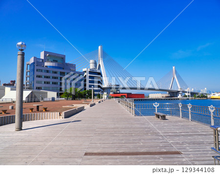 晴天の青い海公園から見る青森駅前ベイエリアの風景 129344108