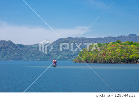 洞爺湖の風景　観覧船より望む 129344215