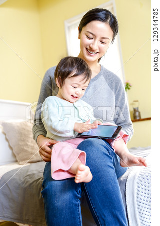 親子　母娘　スマホ　スマートフォン　赤ちゃん 129344785