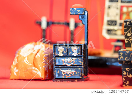 桃の節句の古い雛人形飾りの嫁入道具揃のうちの針箱 桃の節句の古い雛人形飾りの嫁入道具揃のうちの針箱 129344797