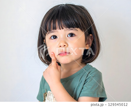 何かに集中する悩む女の子のクローズアップ 何かに集中する悩む女の子のクローズアップ 129345012