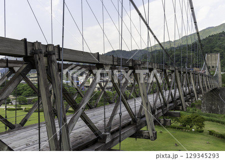 長野県南木曽町の歴史的な桃介橋 129345293