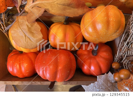 木箱に入ったハロウィン飾り用のカボチャのサンプル 木箱に入ったハロウィン飾り用のカボチャのサンプル 129345515