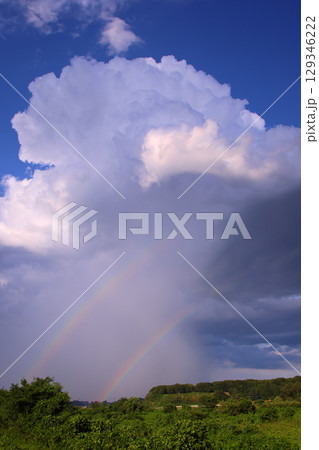宇都宮市　近くに発生した雷雲と虹 129346222