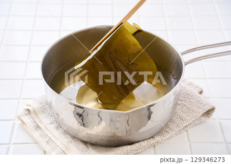 昆布出汁｜雪平鍋で昆布を戻している出汁の準備工程 129346273