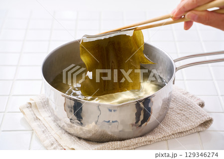 昆布出汁|雪平鍋で昆布を戻している出汁の準備工程 昆布出汁|雪平鍋で昆布を戻している出汁の準備工程 129346274