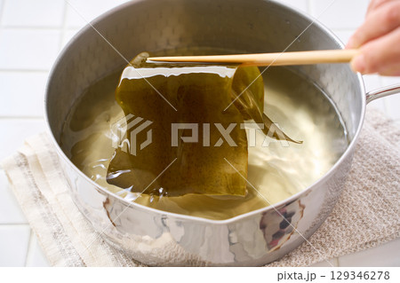 昆布出汁｜雪平鍋で昆布を戻している出汁の準備工程 129346278
