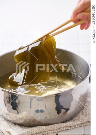 昆布出汁|雪平鍋で昆布を戻している出汁の準備工程 昆布出汁|雪平鍋で昆布を戻している出汁の準備工程 129346280