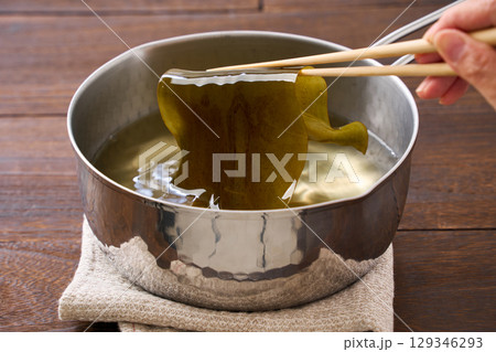昆布出汁｜雪平鍋で昆布を戻している出汁の準備工程 129346293