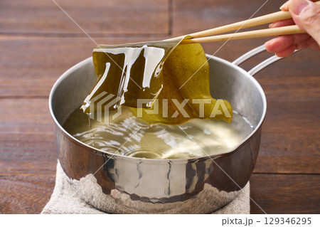 昆布出汁|雪平鍋で昆布を戻している出汁の準備工程 昆布出汁|雪平鍋で昆布を戻している出汁の準備工程 129346295