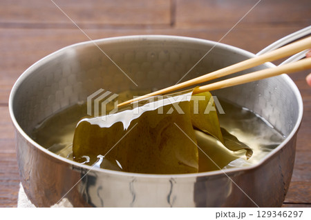 昆布出汁｜雪平鍋で昆布を戻している出汁の準備工程 129346297