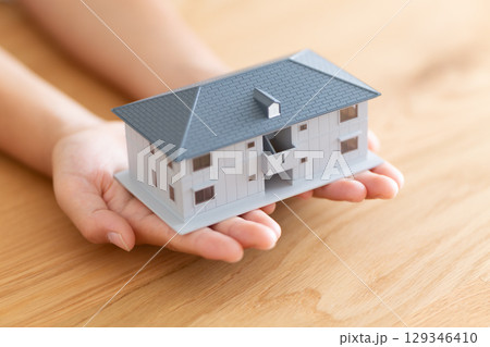 アパートの模型を持つ小学生の男の子 129346410