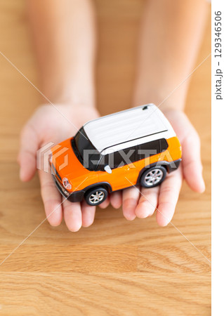 自動車の模型を持つ小学生の男の子 自動車の模型を持つ小学生の男の子 129346506