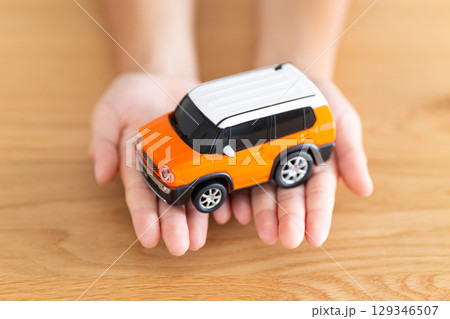 自動車の模型を持つ小学生の男の子 自動車の模型を持つ小学生の男の子 129346507