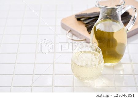 昆布水｜グラスに注がれた昆布出汁と乾燥昆布 129346851