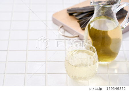 昆布水｜グラスに注がれた昆布出汁と乾燥昆布 129346852