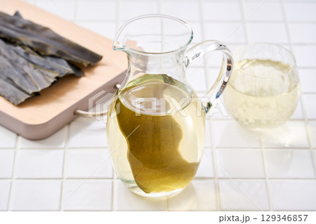 昆布水｜グラスに注がれた昆布出汁と乾燥昆布 129346857