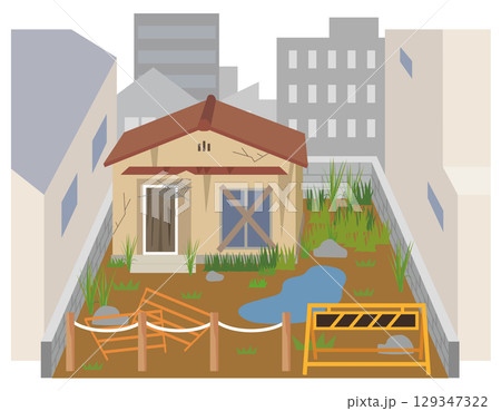 建物に囲まれた、空き家のある放置された土地　荒れた土地　空地　資産　不動産 129347322