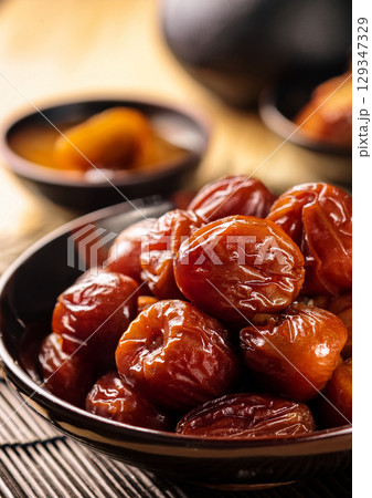 日本の伝統的で健康的な食べ物「梅干し」 129347329