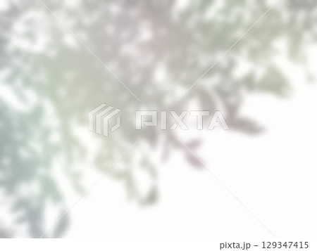 木の影が壁に映る背景素材 129347415