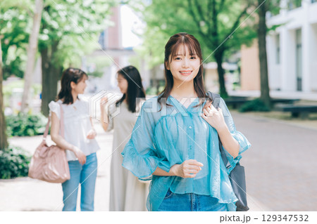 大学内を歩く女子大生 大学内を歩く女子大生 129347532